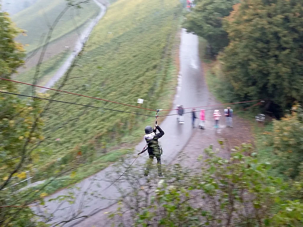 Blick von oben auf den Weg mit wartenden Personen.